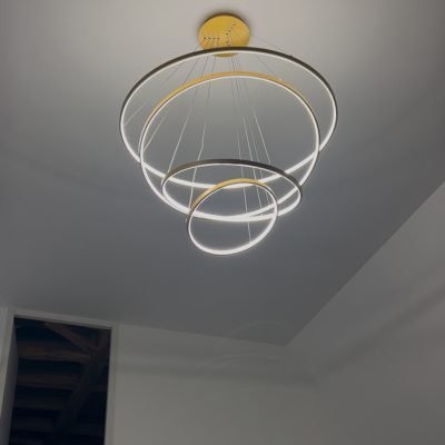 Installation de luminaires (lustres et suspensions design)